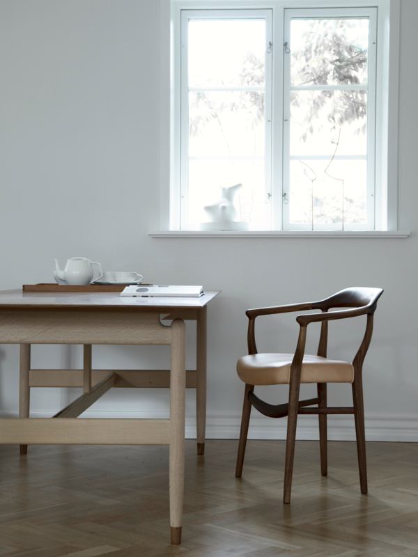  The Kaufmann Table in oak and walnut.
