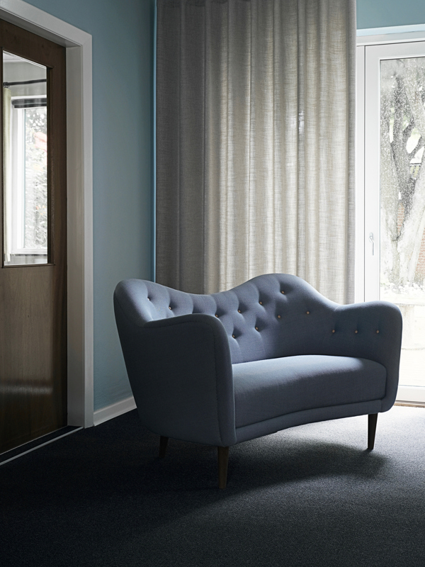 The 46 Sofa with walnut legs and 'Rime' upholstery in the colour '721'.