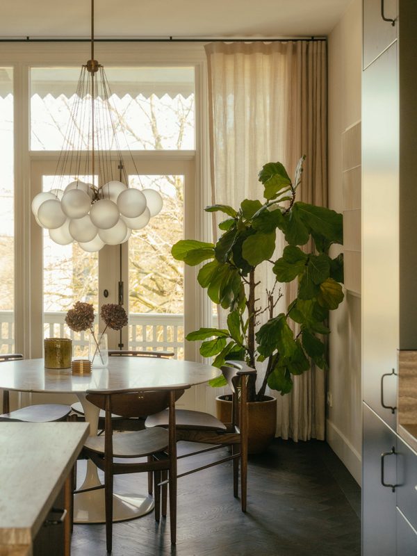 In the dining area, five Reading Chairs with veneer seats are arranged around a marble table – creating an informal, intimate atmosphere.