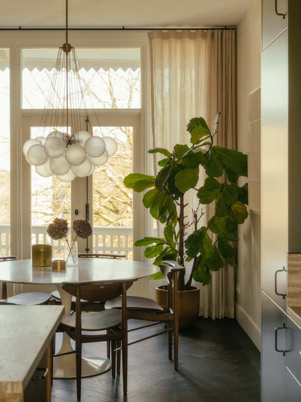 In the dining area, five Reading Chairs with veneer seats are arranged around a marble table – creating an informal, intimate atmosphere.