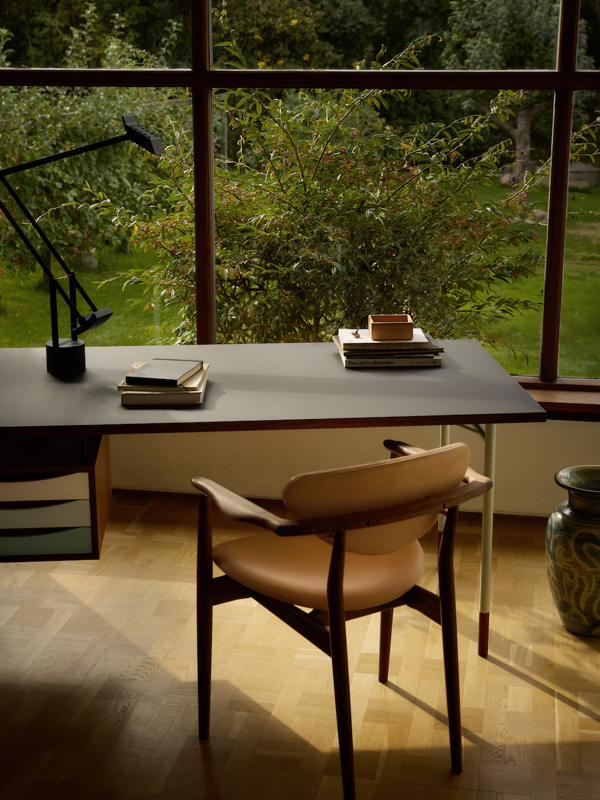 The Nyhavn Desk (170 cm) in walnut with the 'Cold' colour tray unit and linoleum tabletop in the colour 'Black'.