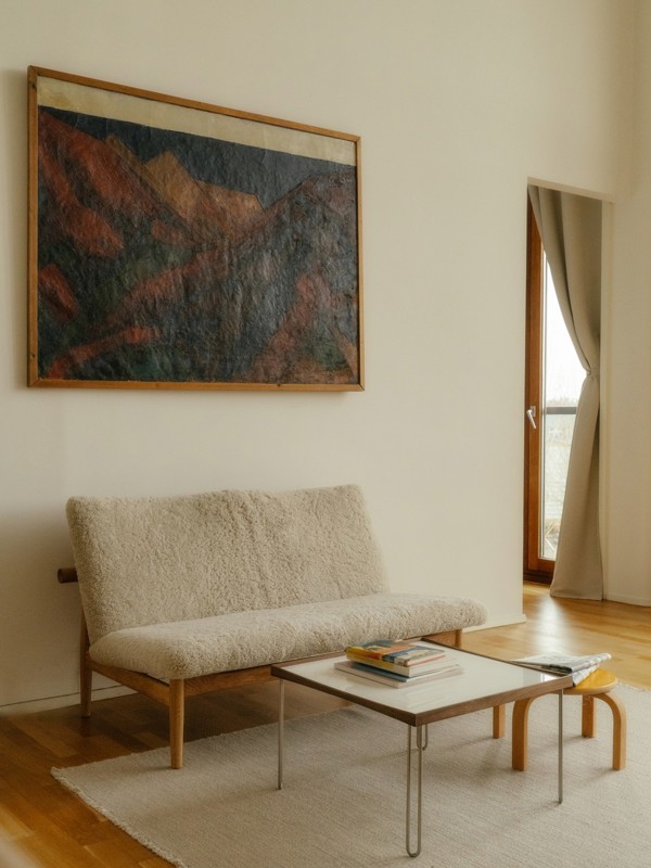 The Japan Sofa with oak frame and sheepskin upholstery in the color 'Moonlight'.