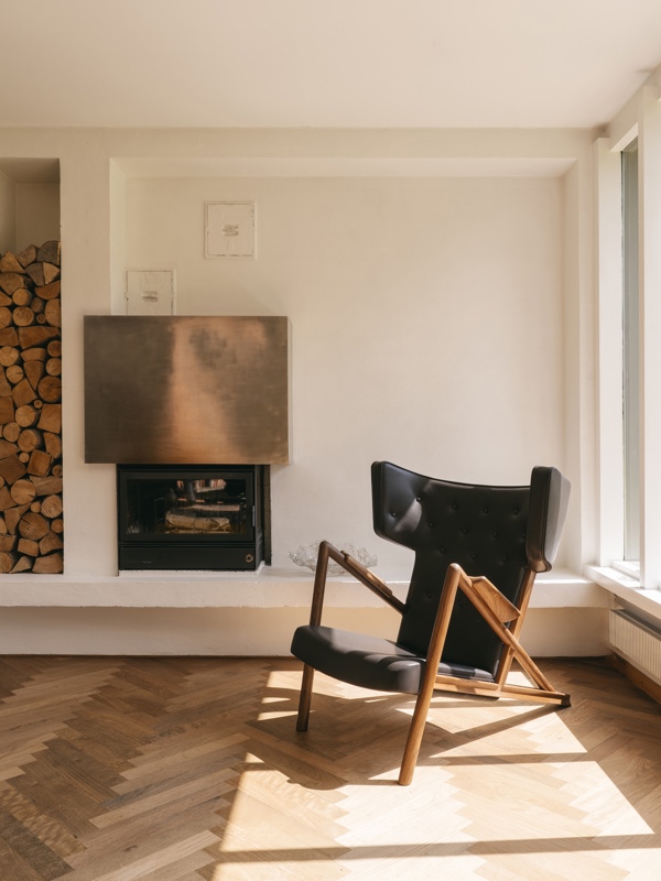 The Grasshopper in walnut with 'Elegance' leather upholstery in the color 'Mocca'.