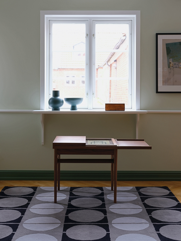 The Circle Rug in the colour 'Grey/Black'.