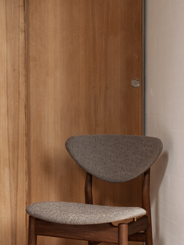 The 108 Chair in walnut with 'Beda' in the color '0170'.