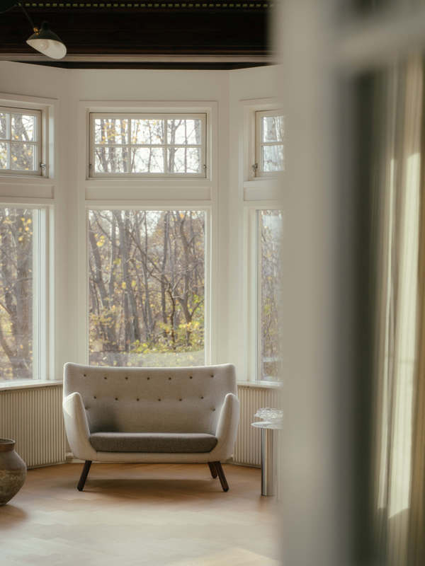 The Poet Sofa with walnut legs upholstered in Hallingdal textile in the color '200' on the backrest and '270' on the seat.