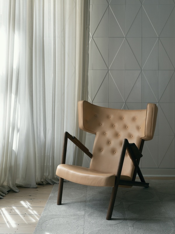 The Grasshopper Chair in walnut with 'Vegetal' leather in the color '90'.