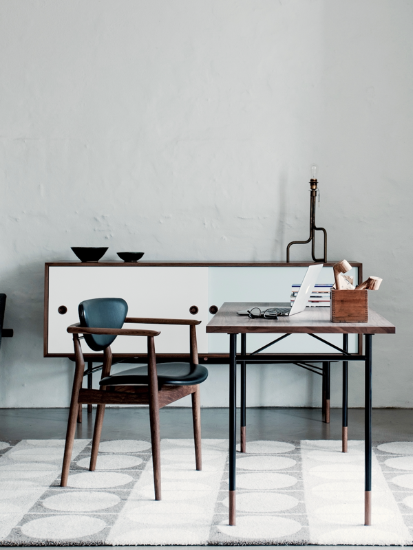 The Nyhavn Desk (136 cm) in walnut with tabletop in walnut.