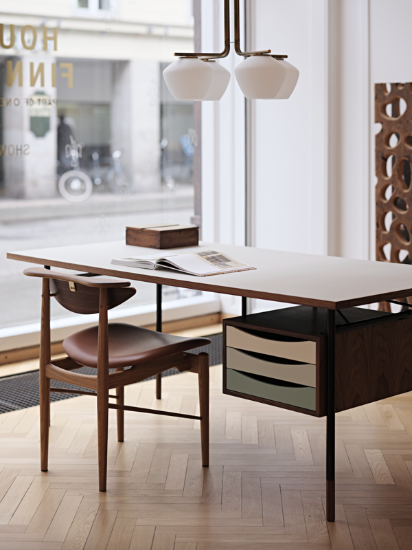 The Nyhavn Desk (170 cm) in walnut with the 'Cold' colour tray unit and linoleum tabletop in the colour 'Mushroom'.